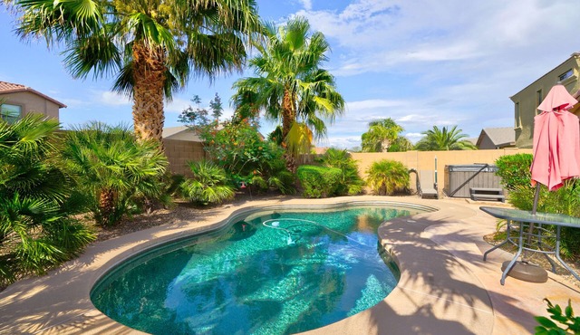 Beautiful Vacation Home with Private Outdoor Pool & Spa In Johnson Ranch Comm.