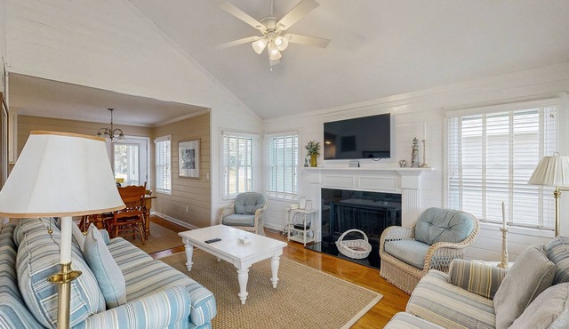 Beautifully decorated cottage steps from the beach with pool & open layout