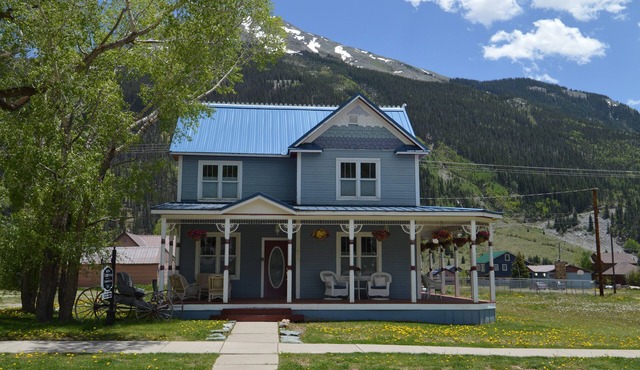 Beautifully restored Victorian Mountain home furnished with authentic antiques!