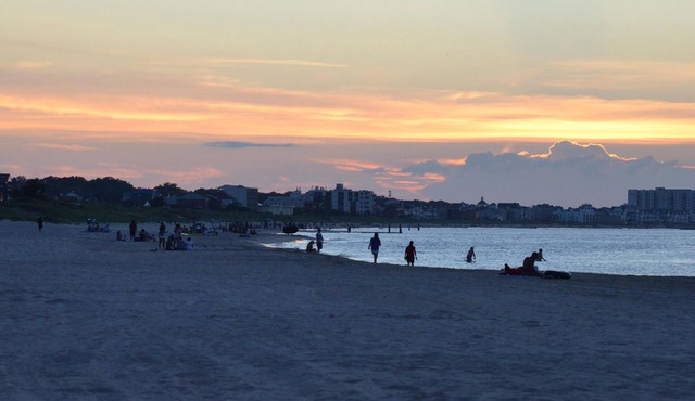 Become a Beach Bum at the Beach Bungalow - Hot Tub, Kayaks, Wi-Fi, & SAND!
