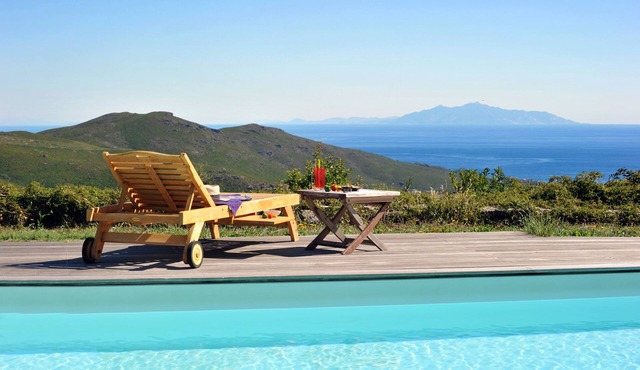 Bergeries, swimming pool, between sea and mountains, large green spaces, panoramic view
