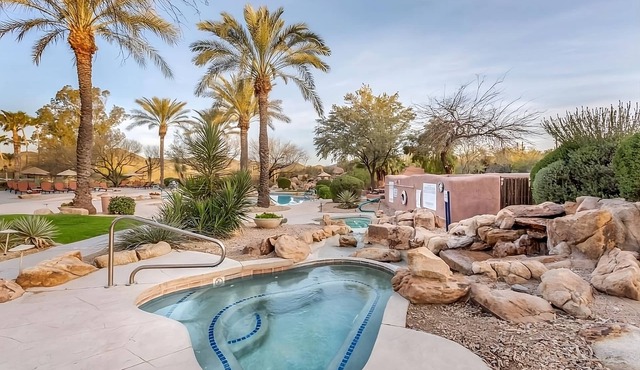 Best Place to Unwind! Free Parking, Full Kitchen, Swimming Pool!