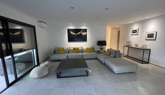 Between sea and mountains, spacious, quiet apartment with superb views.