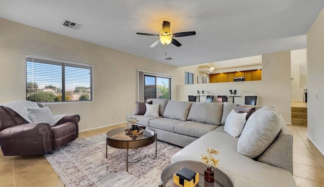 Big and Bold Living! Sleeps 10. Putting Green. Family Fun!