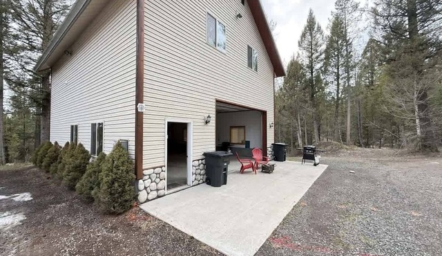 Big Garage | Yellowstone NP | BBQ | Quiet Woodsy Area