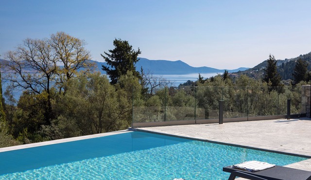 BITTER ALMOND TREES VILLAS - Stylish villa, sea views 1000m from Nikiana & Beach