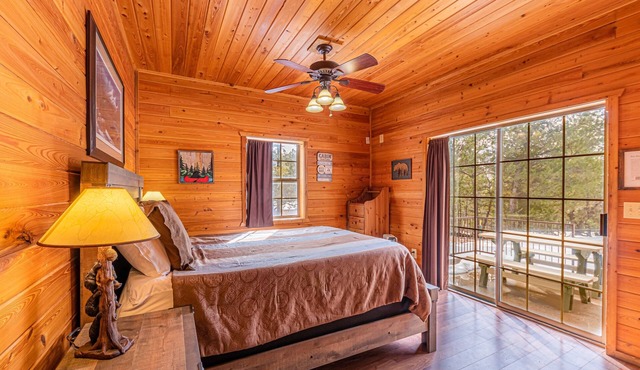 Black Bear Cabin-onsite "bear hunt" & playground, game room, kitchen AC & heat