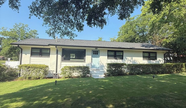 Blue Pelican Getaway! Pet friendly, fenced in back yard! Sleeps 10 by beach!