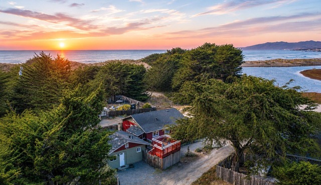 Bodega Bay Beach House & Cottage! Walk to Beach Hot Tub Guest Studio Dog-OK!