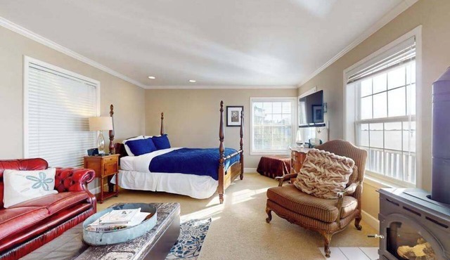 Bodega Bay waterfront studio cottage on stilts — 1 bed, gas fireplace
