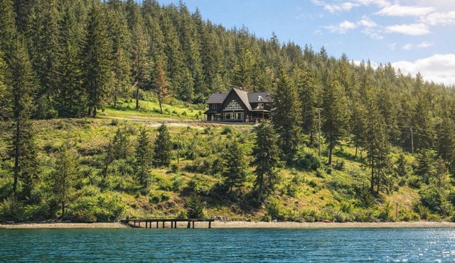 Bottle Bay View Lodge – 21-Acre Lakefront Retreat
