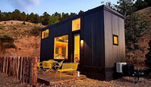 Bougie Tiny Home with Mountain Views, Hot Tub, Just 2 miles to Black Rock Hot Springs, NM