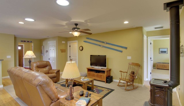 Bozeman Condo w/Grill ~ 2 Mi to Hot Springs!