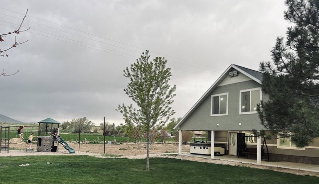 Brand New Home, hot tub, pool table, mountains, river float,dunes, rock hound