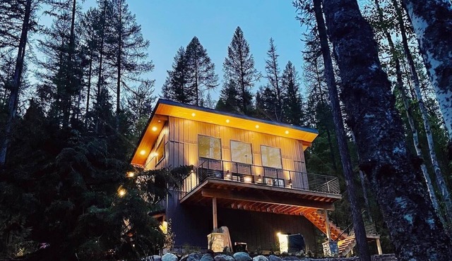 Brand New Hot Tub - 25min from Ski/Whitefish - Central Location- Gorgeous Views