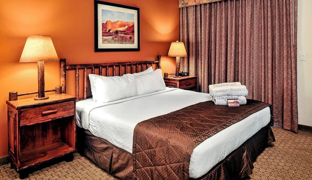Breathtaking Red Rock Views! Great Unit with Kitchen! Pool, BBQ, Parking!