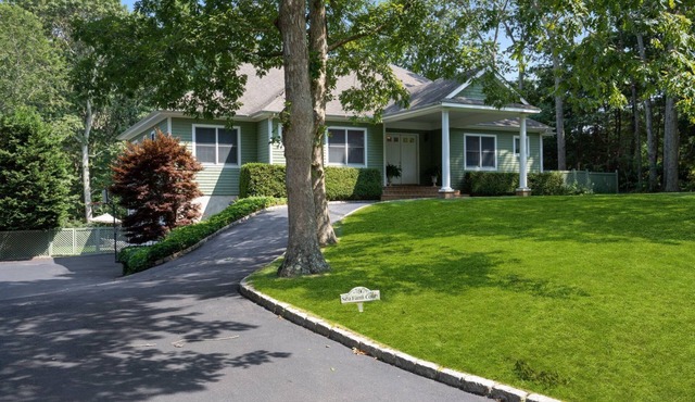 Bridgehampton gem in private community- 1 mile from the village