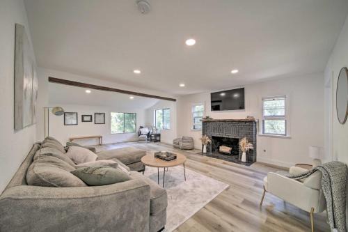Bright & Airy Liberty Lake Abode w/Backyard!