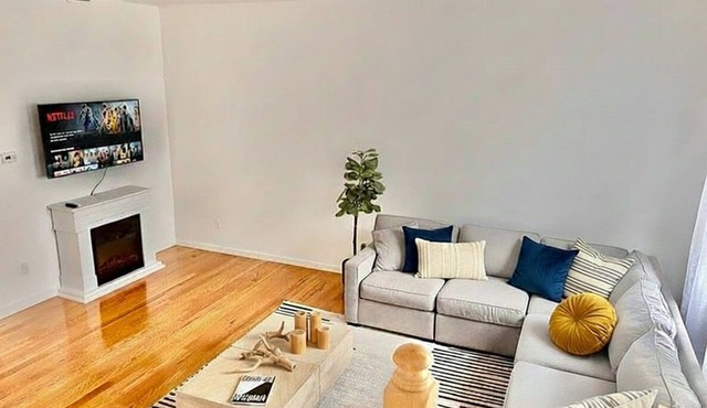 Bright, airy single‑family home in Fairfield, minutes from Fairfield Beach