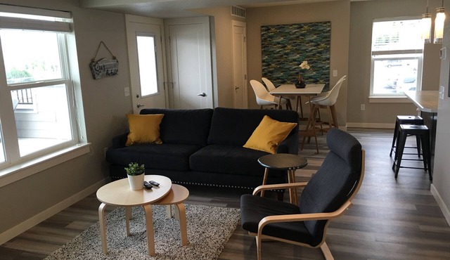 Bright and Modern 2 bedroom apartment with an AMAZING deck!