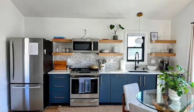 Bright and Modern Studio Guesthouse - near RiNo!