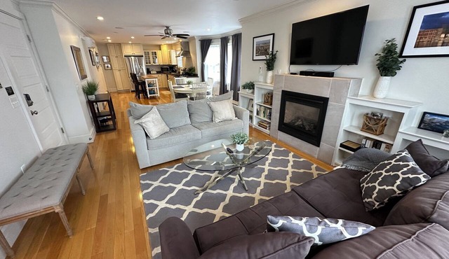 Bright and Open 2 Bed 1 Bath (Dog Friendly) Apartment in Broadway Neighborhood