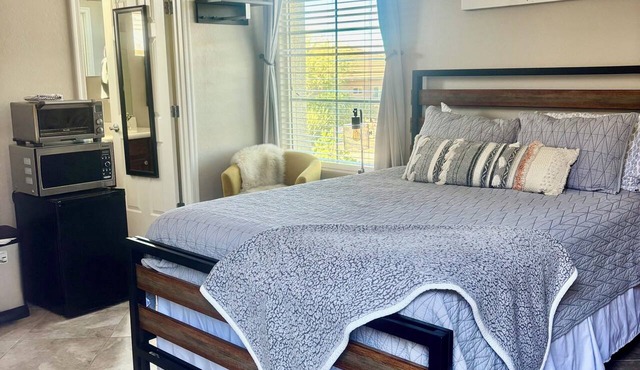 Bright and Serene Casita w/Private Entrance