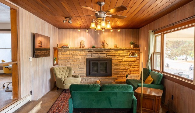 Bright Aztec 4 bed home, steps from Main Ave