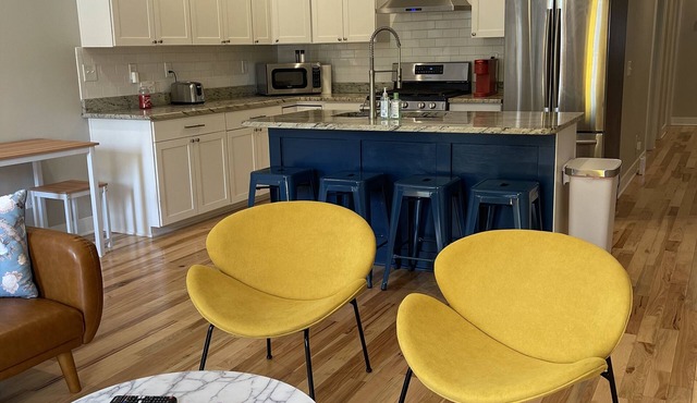 Bright, Cheery Home steps from Shops & Nightlife!