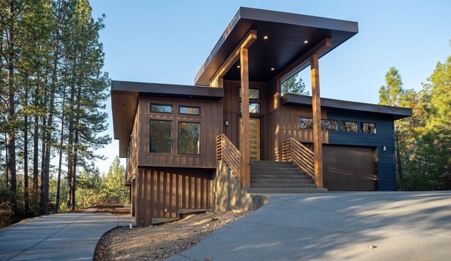 Bright, Modern,Spacious~2 level home, Great location 7 bedrooms 5 bath Sleeps 20