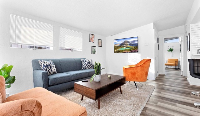 Bright, Stylish & Pet Friendly 2 Bedroom Home!