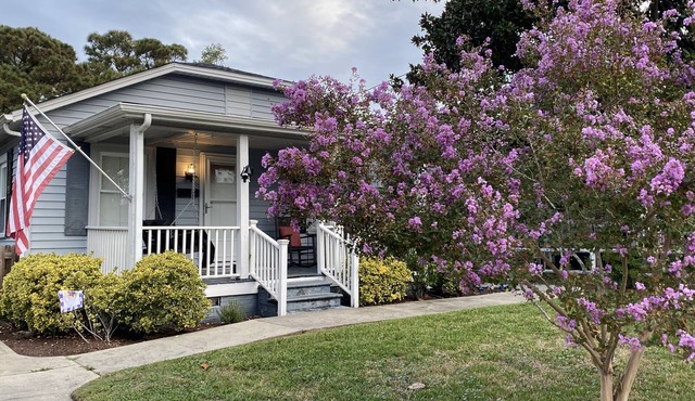 Broad Street Living- Sleeps 6: 1 story Bungalow w/fence - two blocks from water