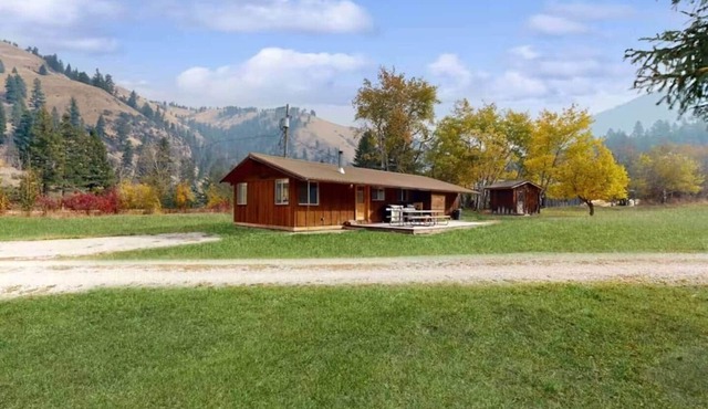 BroadAxe Lodge, Residence (cabin 1)