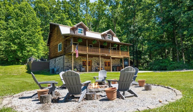 Brownstone Lodge – Private 55-Acre Retreat with Hot Tub & Fire Pit