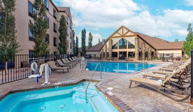 Bryce Canyon Hideaway! Free Breakfast, Outdoor Pool, Free Parking!