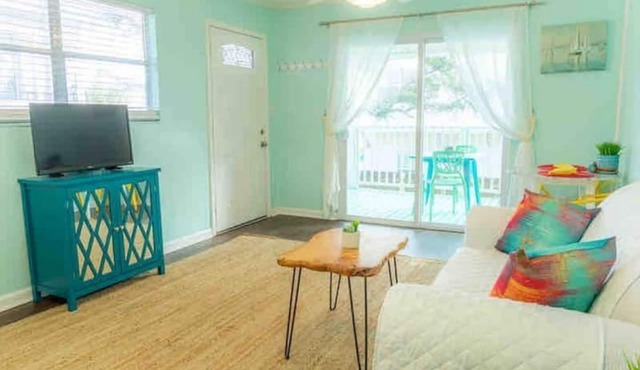 Bubble Gum Apt “B”, 2 blocks to the Beach! Sleeps 2 adults