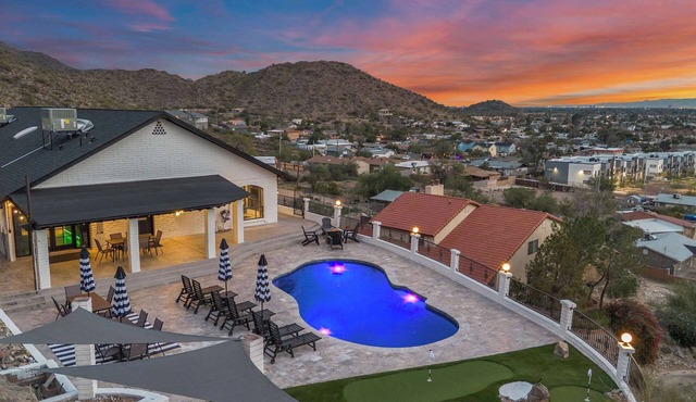 Built Into A Mountain - Heated Pool & Sports Lounge