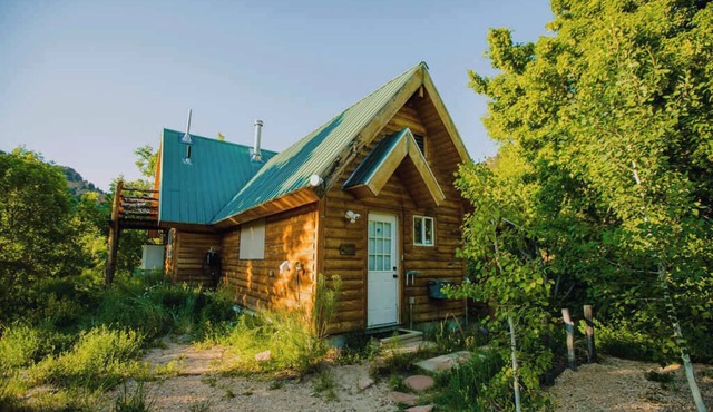 Cabin near Zion & Bryce w/Hot Tub and sauna.