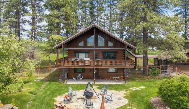 Cabin on 5 acres w/Full Gym, Steam Rm, Hot Tub. Pet Friendly. Near Glacier N.P.