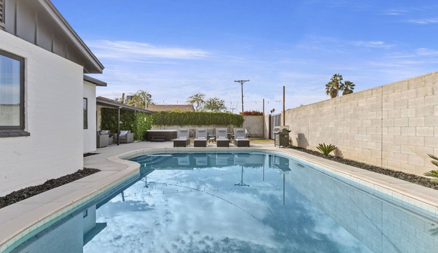 Cactus Cooler Resort > Heated Pool > Jacuzzi > Chef Kitchen > 1.5m to Downtown!
