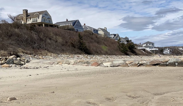 Cape Cod Studio with Kitchen. Very to close to beach! No bridge!