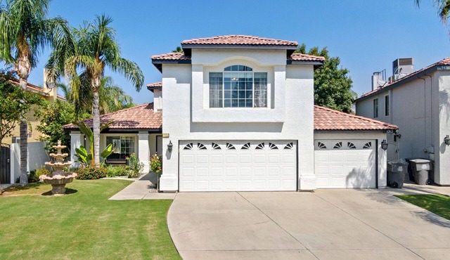 Casa Bella Gardens- Spacious 5-bedroom house in welcoming Bakersfield with Pool