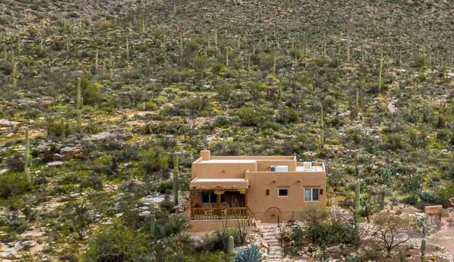 Casa Milagrosa A private one bedroom casita with views overlooking Tucson