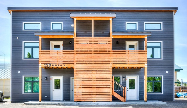 Castle Z Retreat – Blocks from Yellowstone