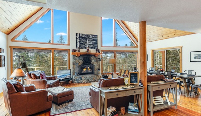 Cedar View Lodge- Scenic Sandpoint area mountain home, in secluded location.
