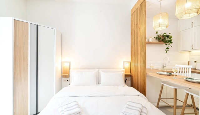 Central Modern Studio, 1 min to Metro, 10 min to Acropolis + Discounts available