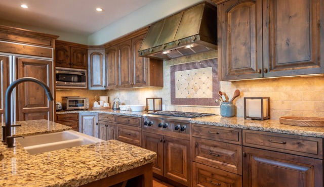 Central Park Townhome 142B- Luxury Tri-Level Close to Bike Path & MTN. Hiking