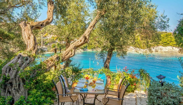 Centrally located 2 bedroom apartment w/sea views