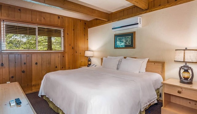 Chalet w/Breakfast (Select Stays), Steps From Bass Lake and Yosemite
