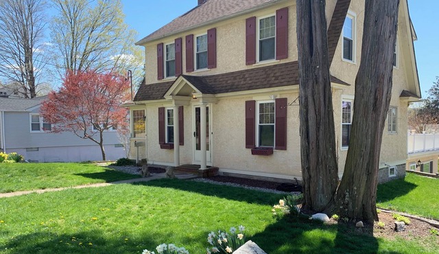 Charming 1-bedrm unit with WiFi, AC in quaint Deep River- “Queen of the Valley”